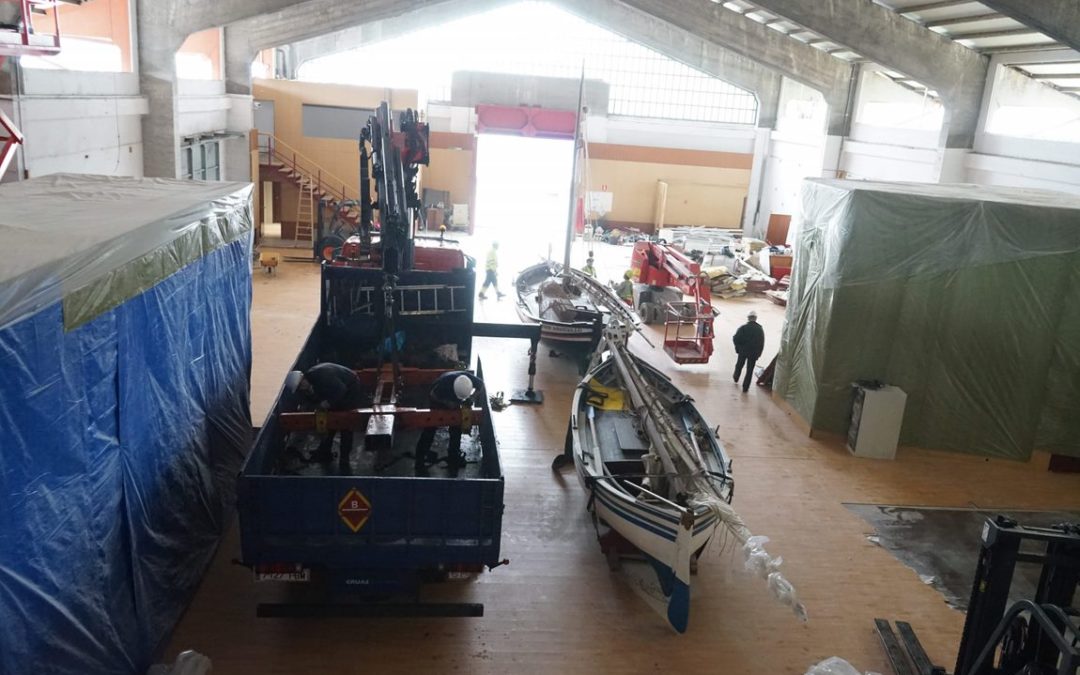El traslado de cuatro embarcaciones históricas al Tinglado 2 marca el inicio de las obras del Museu del Port