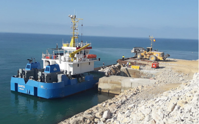 El transporte marítimo de piedra desde Vallcarca para el muelle Balears ahorra el paso de 40.000 camiones