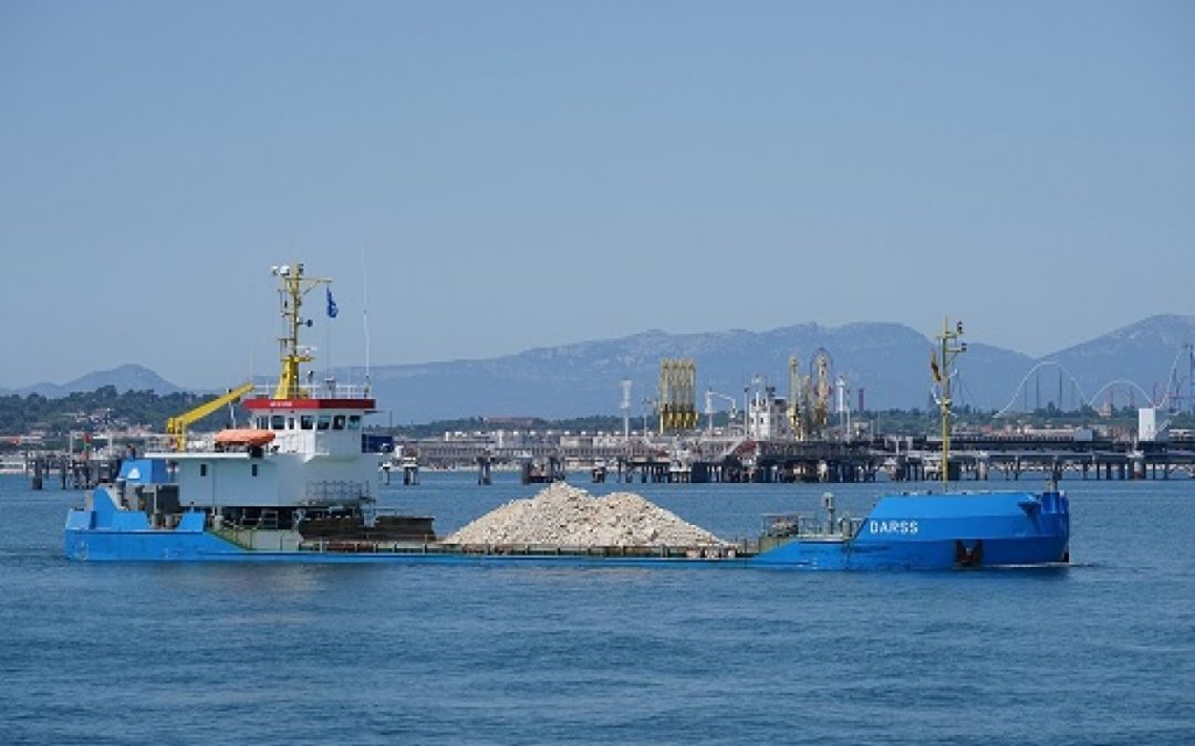 El Puerto avanza en la colocación de material de escollera en el muelle de Balears