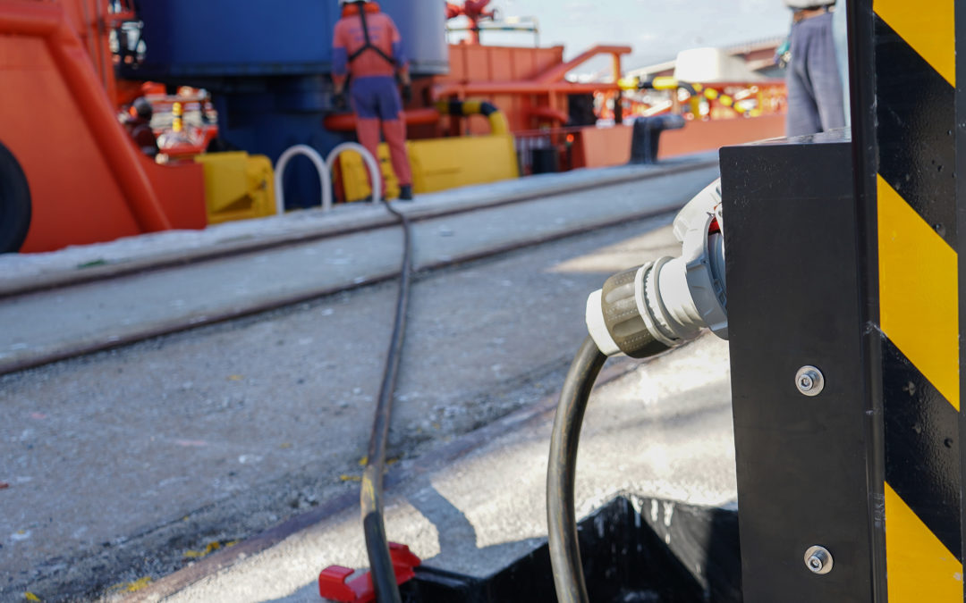 El Port ensaya un innovador sistema de conexión eléctrica a barco
