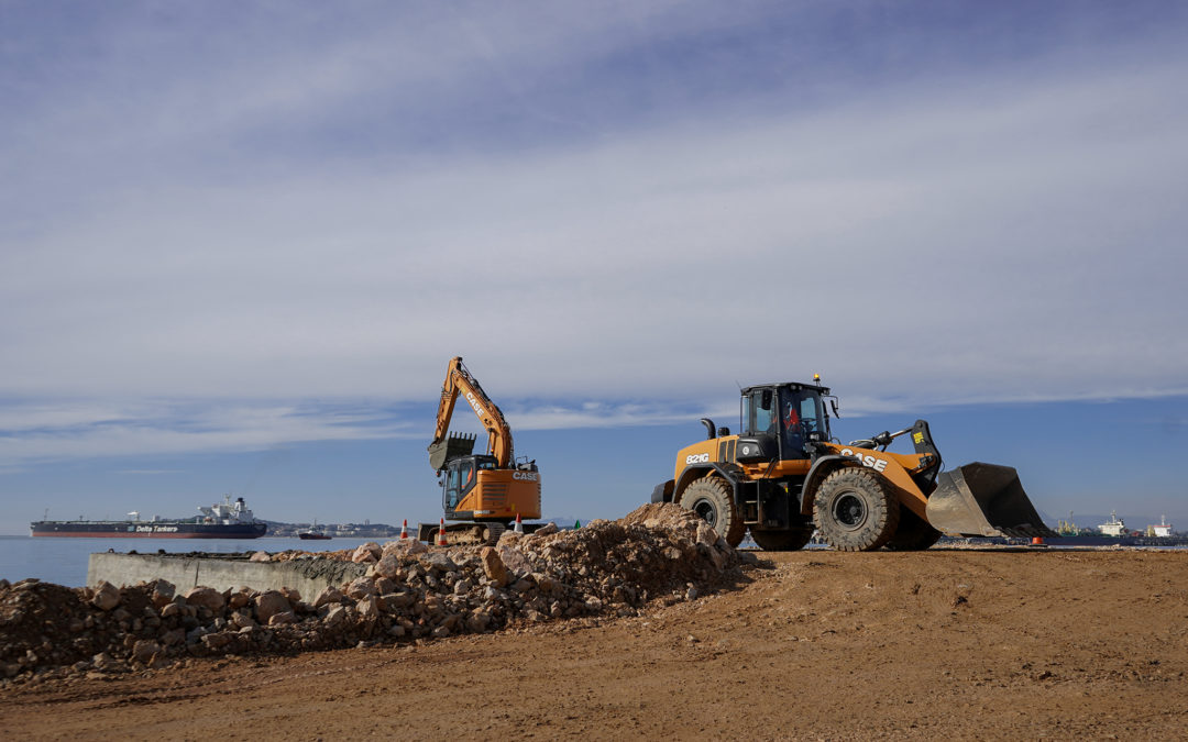 Realizada la primera conexión entre el dique sur y los cajones del muelle de Balears