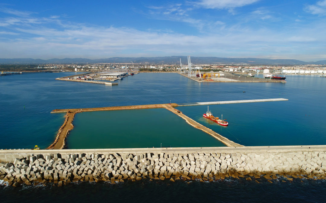 El muelle de Balears cierra el dique norte a la espera de empezar el dragado