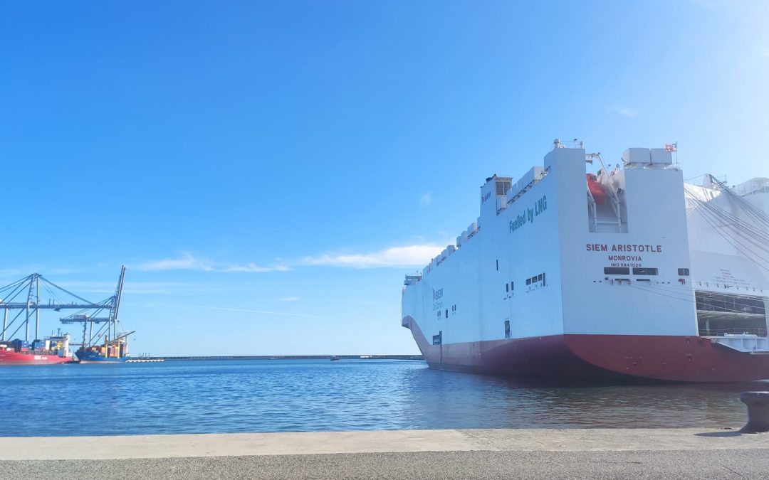 Atraca por primera vez en el Port un barco propulsado por GNL