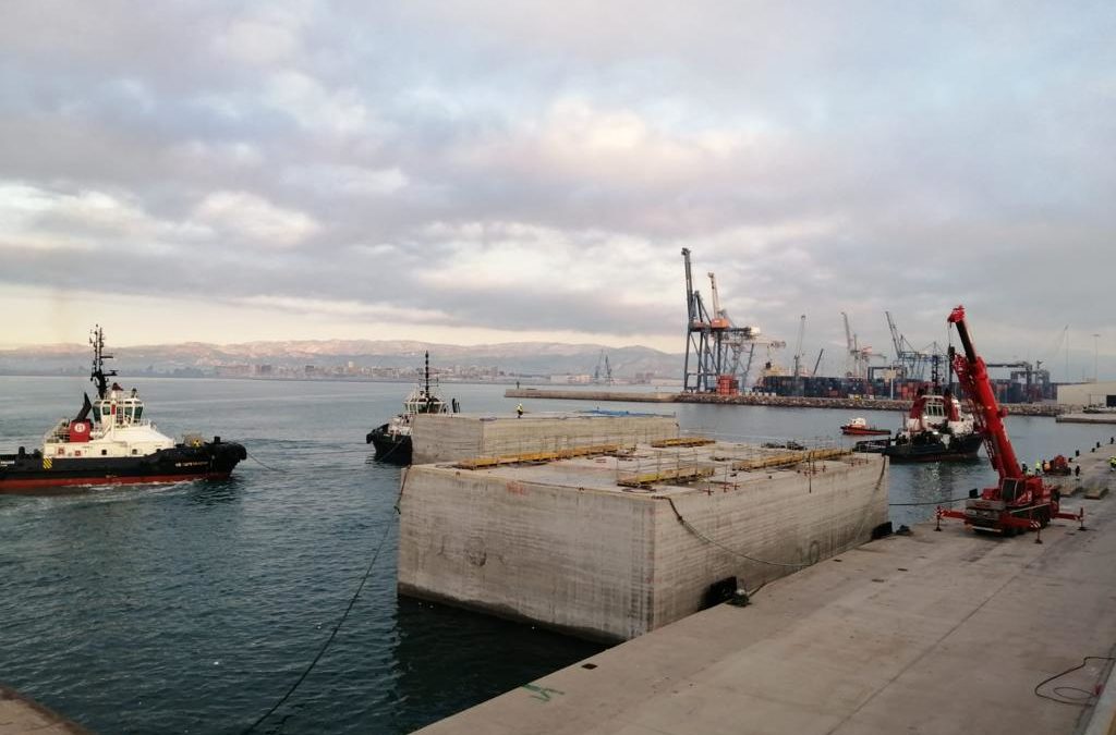 El puerto de Castellón instala los cajones de hormigón construidos en Tarragona