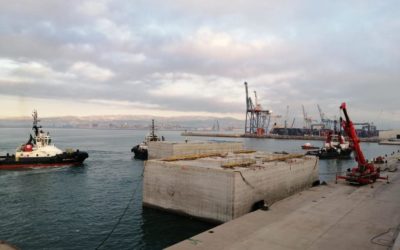 El puerto de Castellón instala los cajones de hormigón construidos en Tarragona