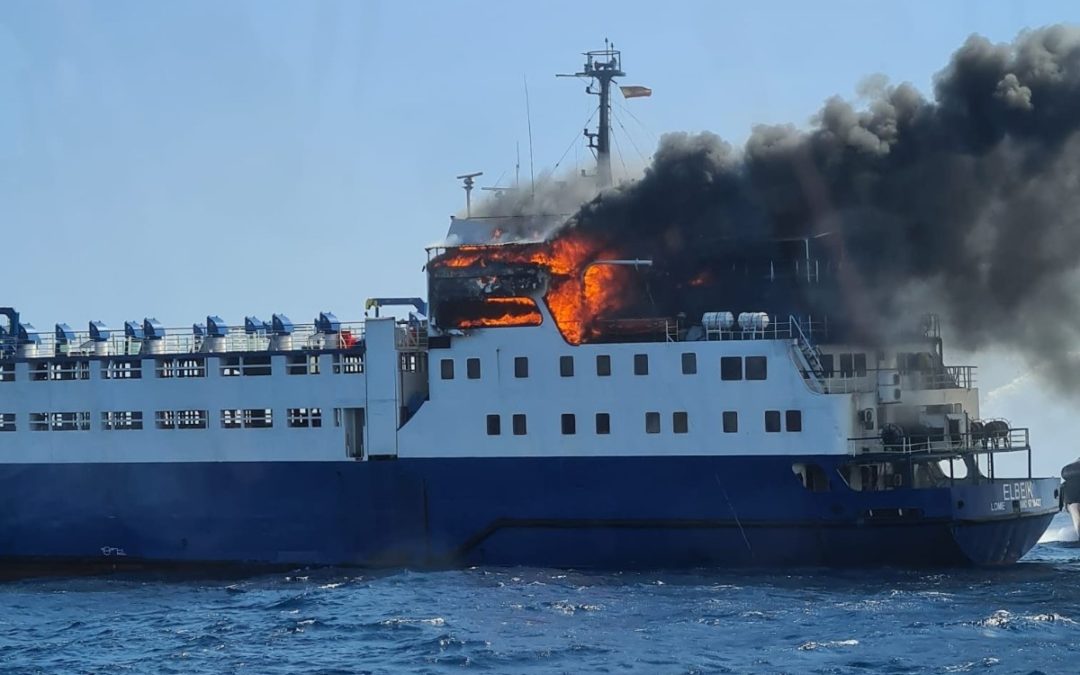 Extinguido un incendio en un barco mercante fondeado en aguas exteriores del Port