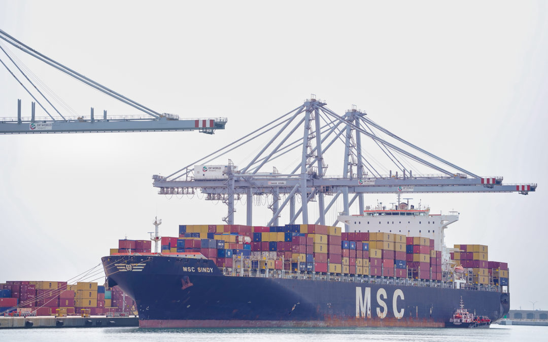 Llega al Port  el barco portacontenedores más grande de su historia