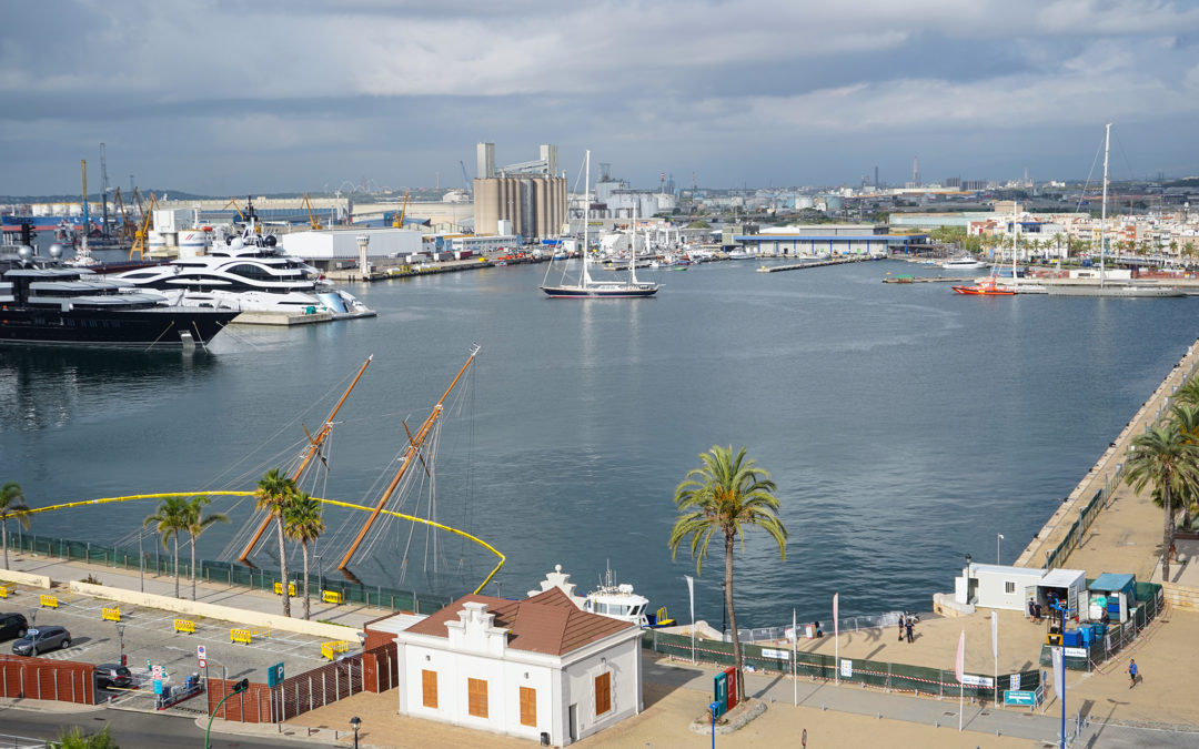Dos grandes grúas sacarán del agua el velero Eleonora E