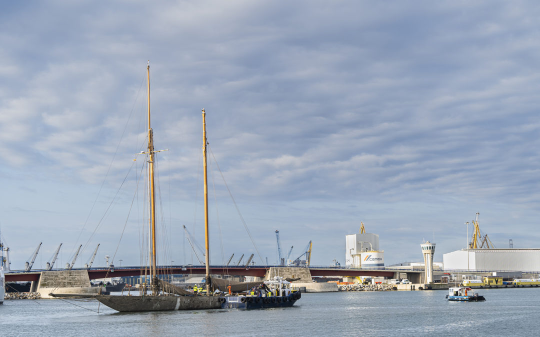 Completado con éxito el reflotamiento del velero Eleonora E