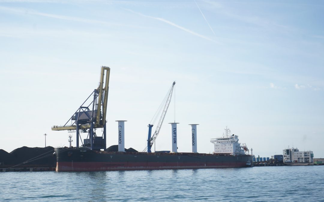 El Port recibe un granelero con propulsión asistida mediante velas mecánicas