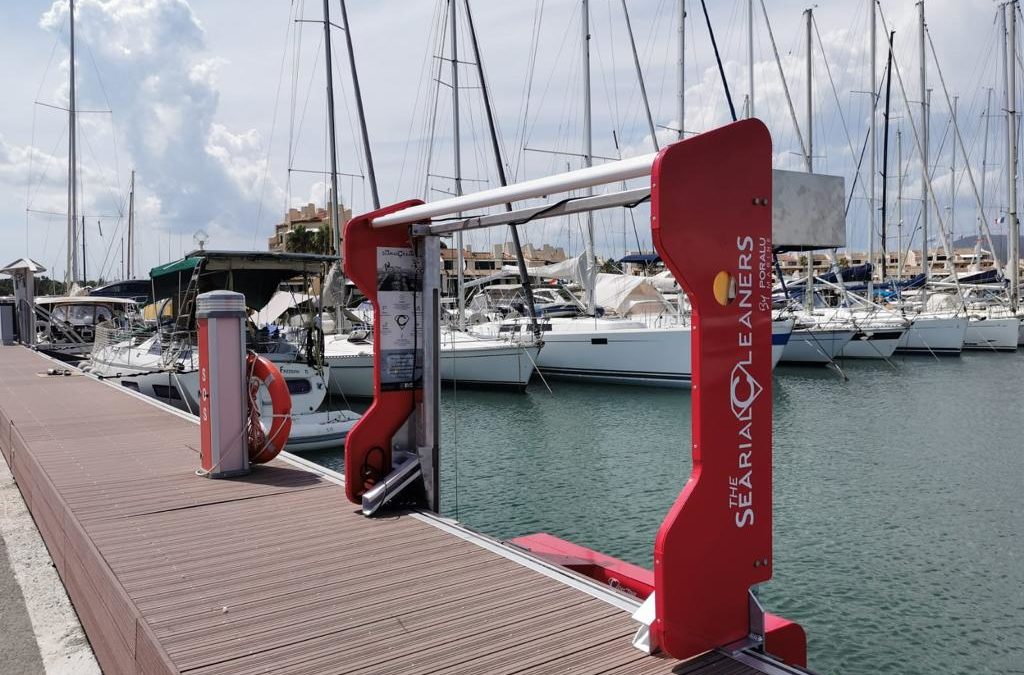 Instalación de dos skimmers para la limpieza de la lámina de agua