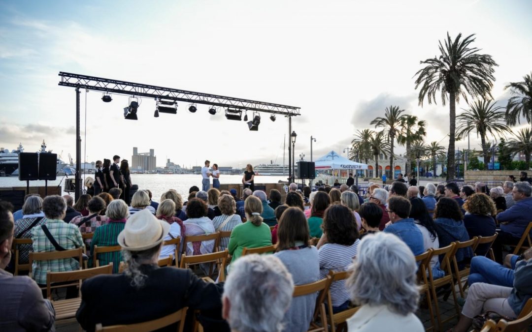 Barricada poética en el Moll de Costa para inaugurar la 3a edición del Festival Transvers en Tarragona