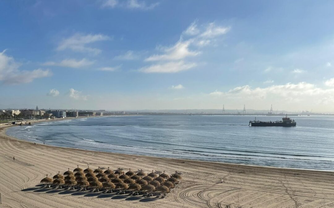 Port Tarragona inicia la aportación de arena anual a la playa de la Pineda