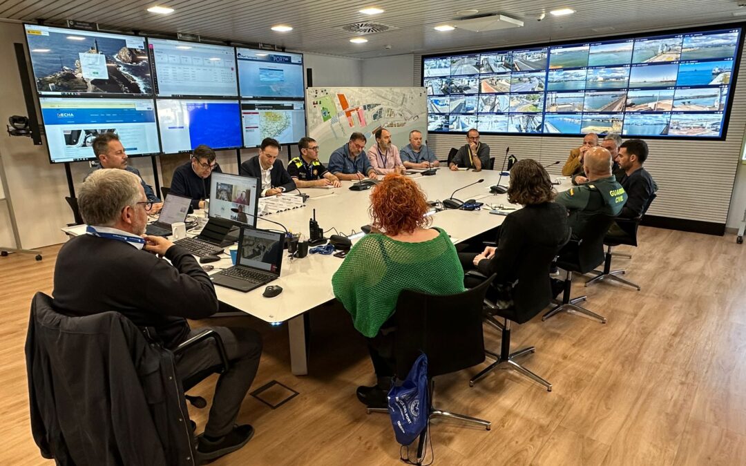 Port Tarragona y Port Tarraco simulan un incendio en un yate para probar protocolos de emergencia