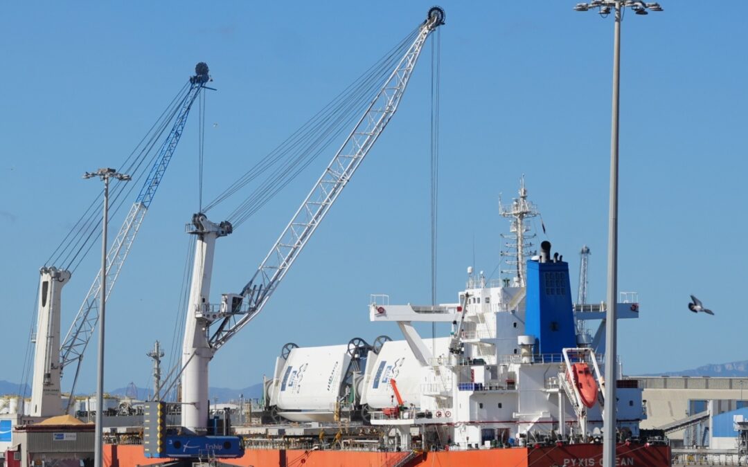 El Pyxis Ocean, el primer buque de carga con tecnología eólica del mundo, hace escala en el Puerto de Tarragona