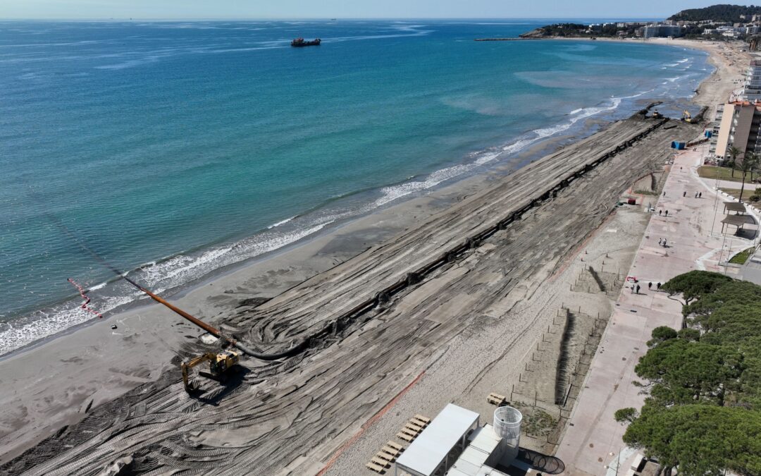 El Port inicia el aporte anual de arena en la playa de La Pineda para preparar la temporada turística